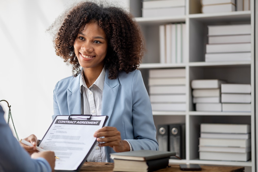 La rédaction d'un contrat : l'importance de la précision des descriptions