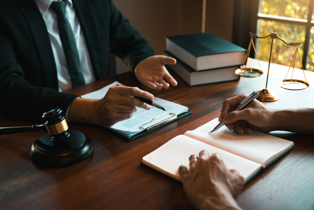Les différents types d'infractions pénales: une classification essentielle pour comprendre la justice